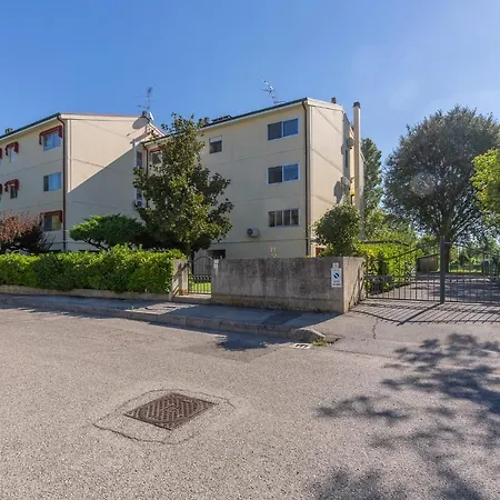 Guesthost - Pontelagoscuro Huge & Residential Apartment