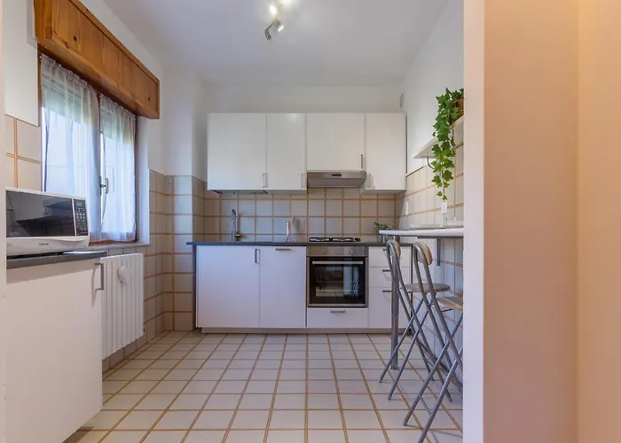 Guesthost - Pontelagoscuro Huge & Residential Apartment