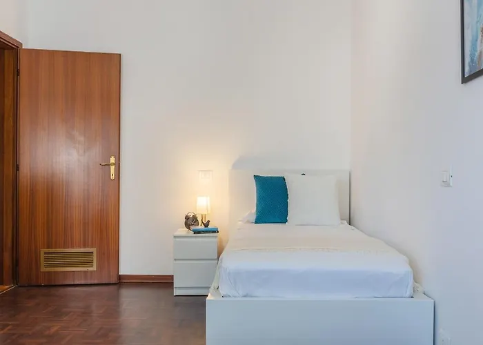 Guesthost - Pontelagoscuro Huge & Residential Apartment *