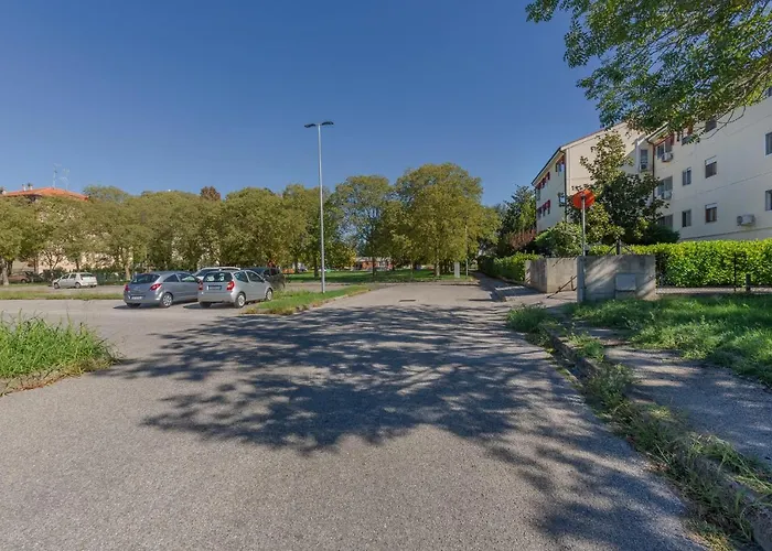 Guesthost - Pontelagoscuro Huge & Residential Apartment