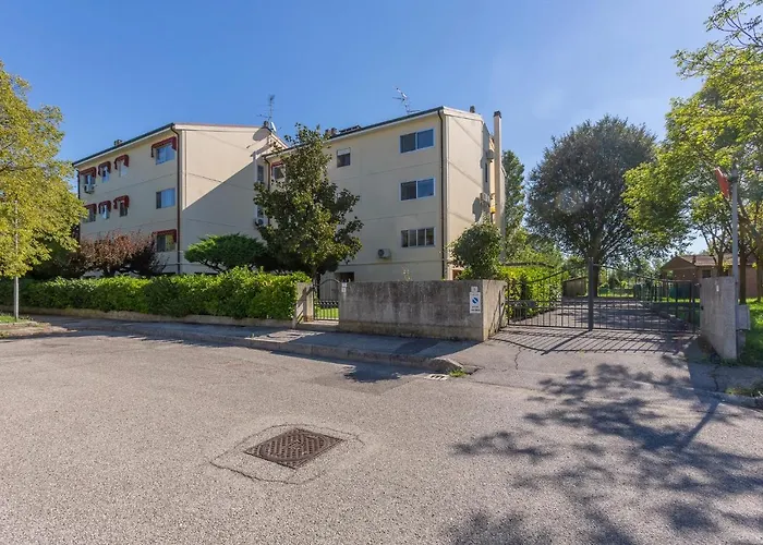 Guesthost - Pontelagoscuro Huge & Residential Apartment