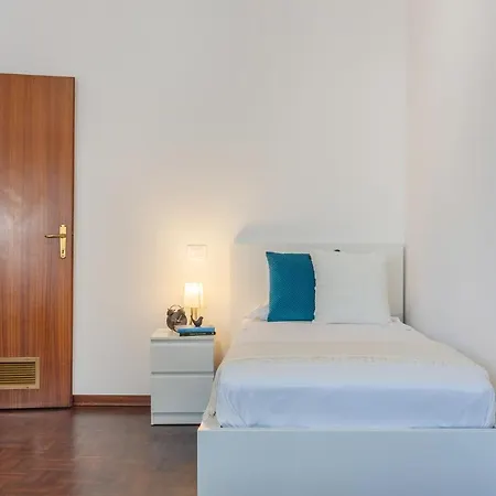 Guesthost - Pontelagoscuro Huge & Residential Apartman *